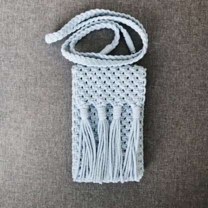 Pochette pour téléphone en macramé